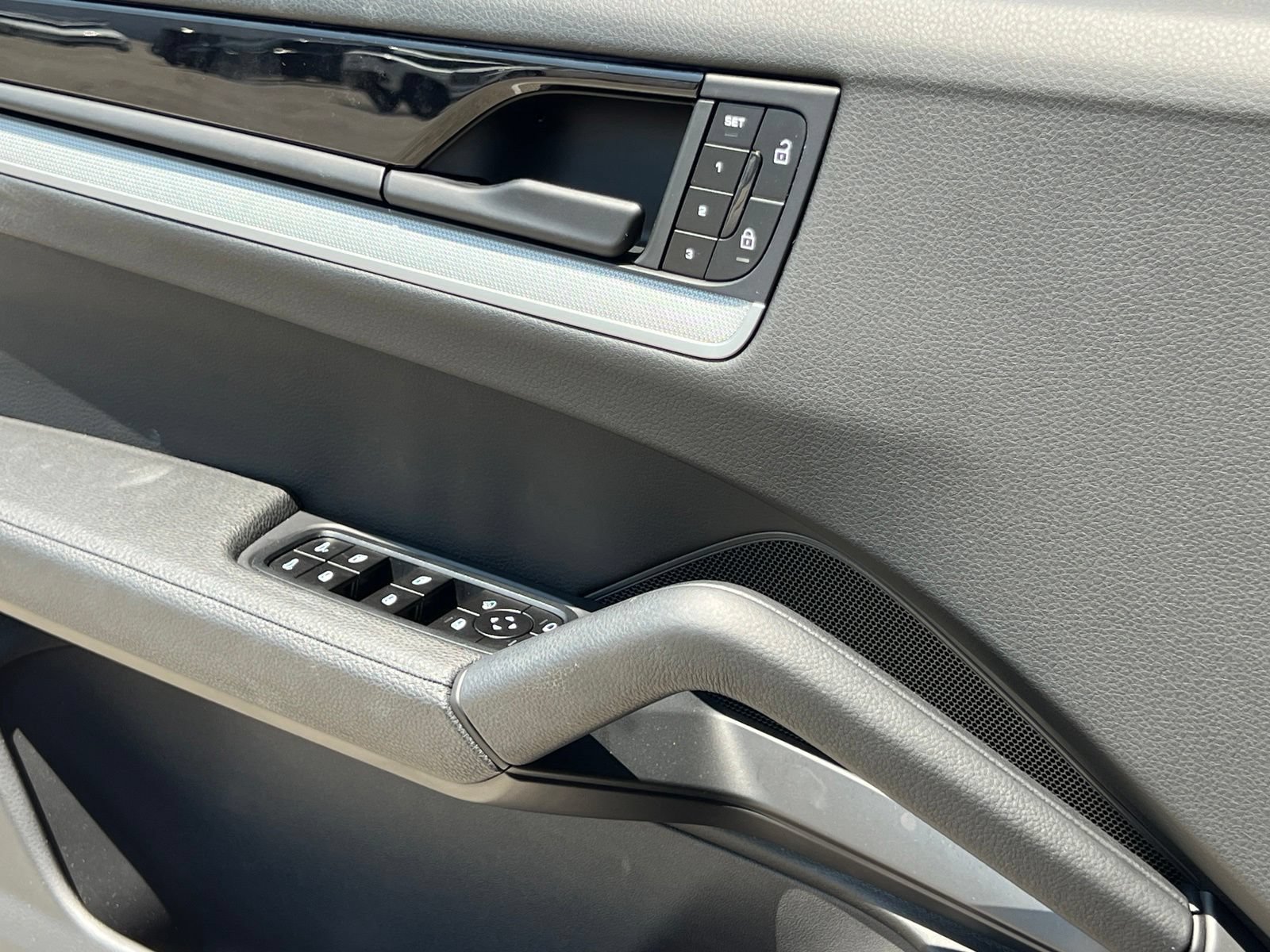 Certified 2024 Porsche Cayenne Coupe AWD/4WD image 38