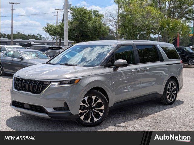 Used 2023 Kia Carnival EX image 1