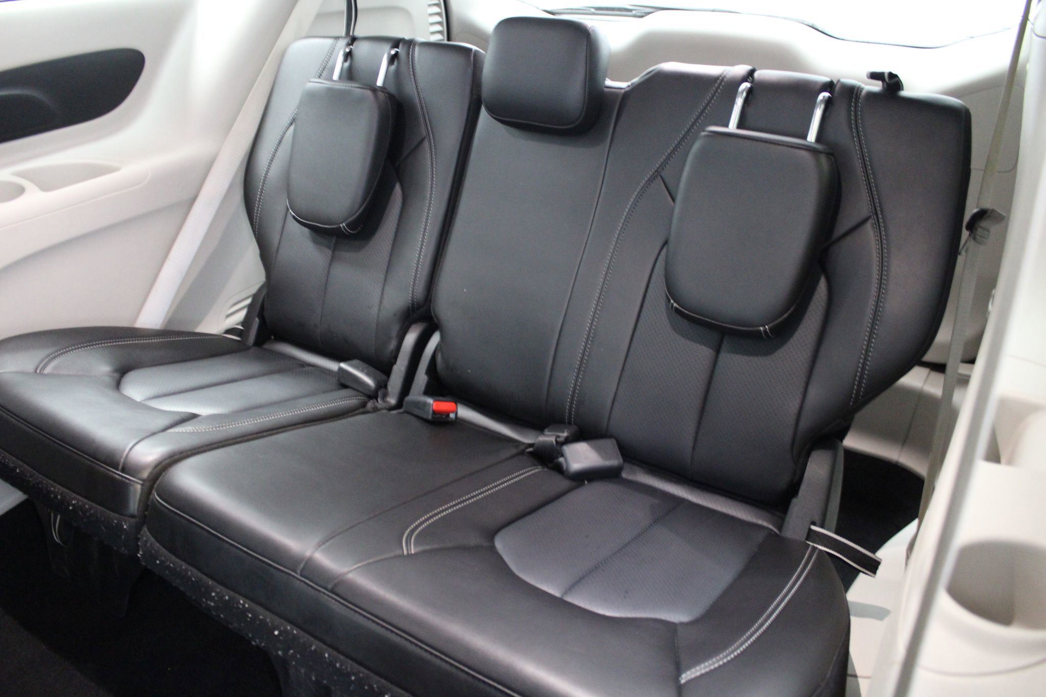 Used 2024 Chrysler Pacifica Select image 17