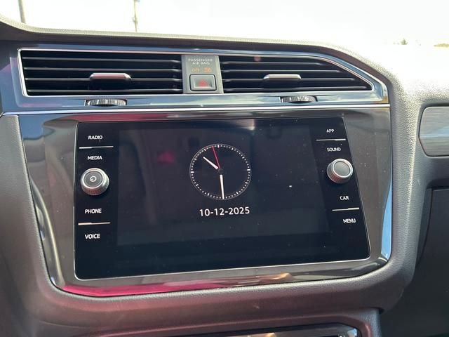 Used 2021 Volkswagen Tiguan SE w/ Panoramic Sunroof Package image 17