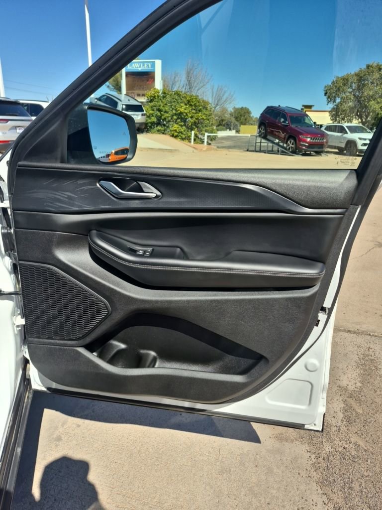 Used 2023 Jeep Grand Cherokee Laredo X image 17