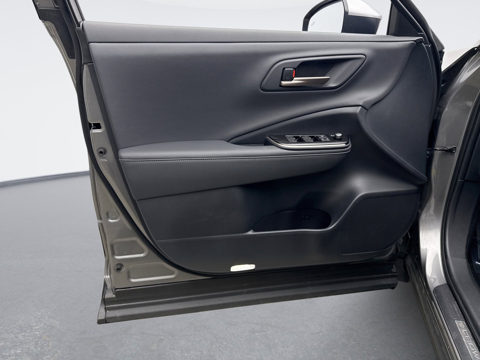 Used 2025 Toyota Crown XLE AWD/4WD image 9