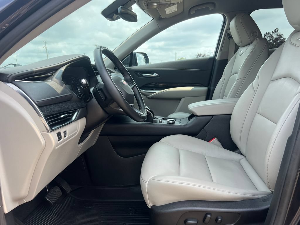 Certified 2023 Cadillac XT4 Premium Luxury w/ Cold Weather Package AWD/4WD image 4