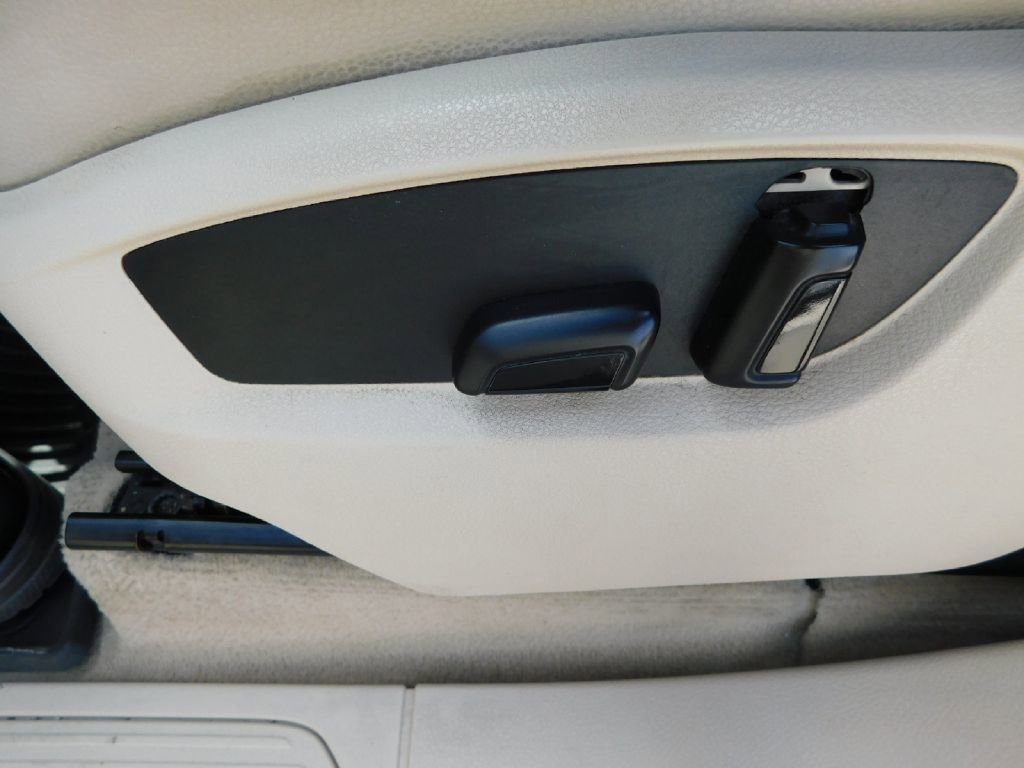 Used 2013 Volkswagen Touareg Sport image 34