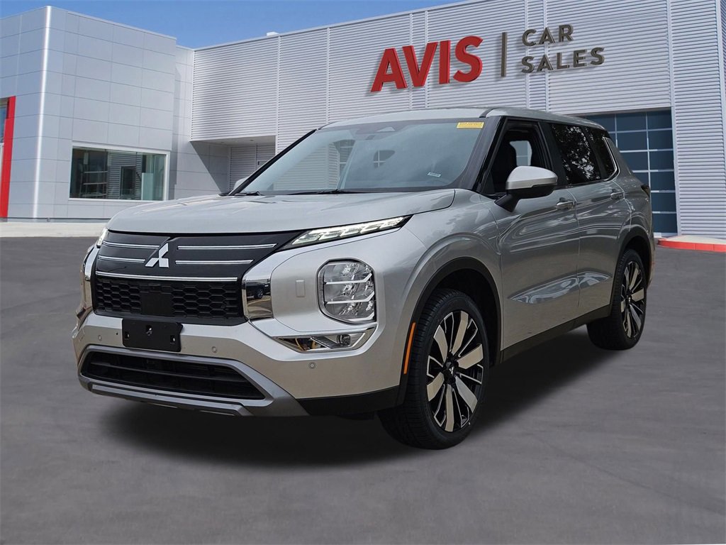 Used 2025 Mitsubishi Outlander SE image 1