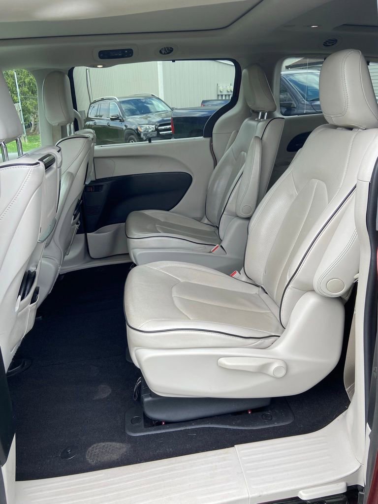 Used 2018 Chrysler Pacifica Limited w/ Advanced Safetytec Group FWD image 12