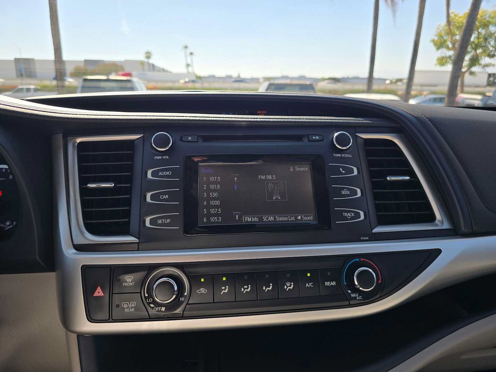 Used 2018 Toyota Highlander LE FWD image 26