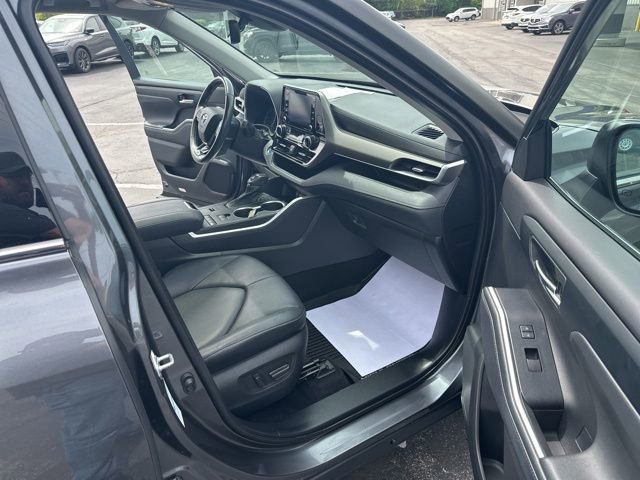 Used 2020 Toyota Highlander XLE AWD/4WD image 19
