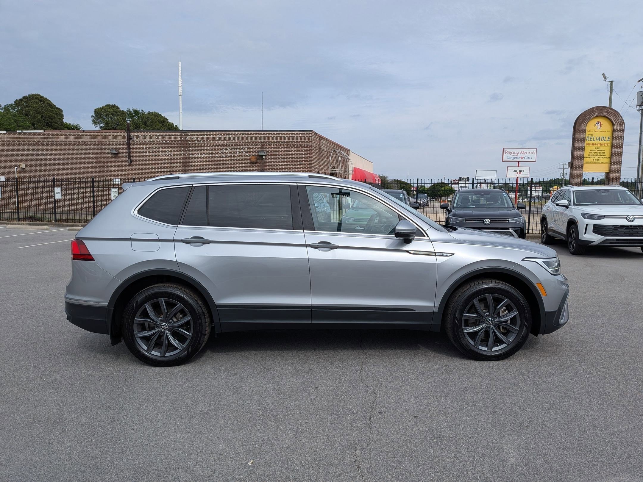Used 2023 Volkswagen Tiguan SE FWD image 2