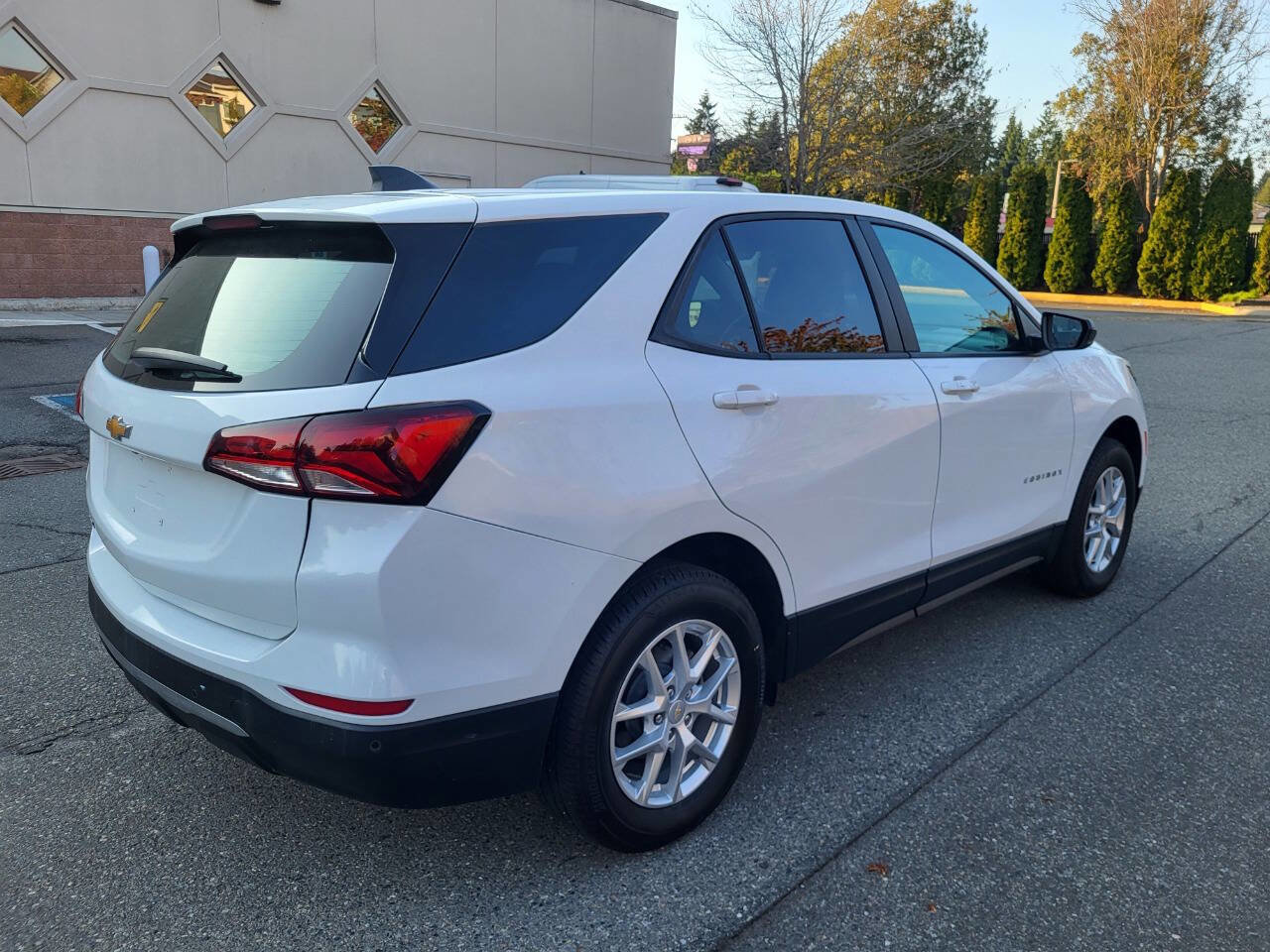 Used 2024 Chevrolet Equinox LS w/ LS Convenience Package image 2