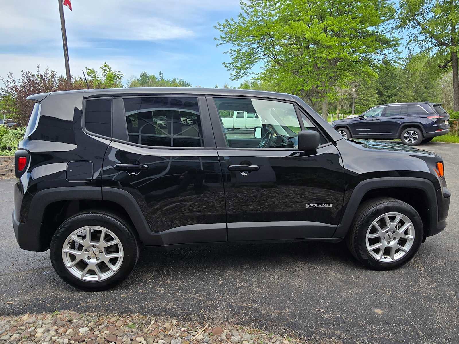 Used 2023 Jeep Renegade Latitude AWD/4WD image 7