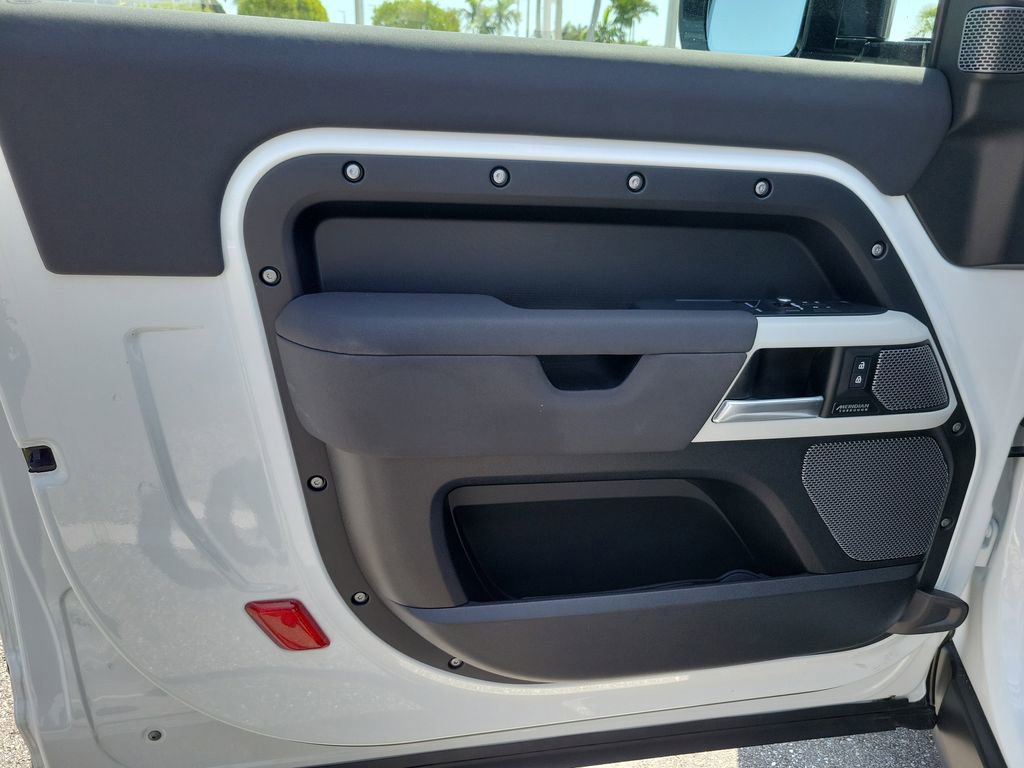 Used 2023 Land Rover Defender 90 X-Dynamic SE image 17