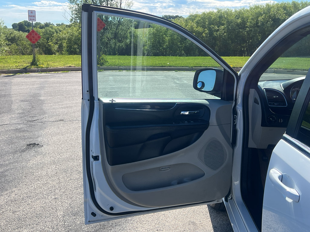 Used 2018 Dodge Grand Caravan SXT w/ Rear Park Assist Package FWD image 10