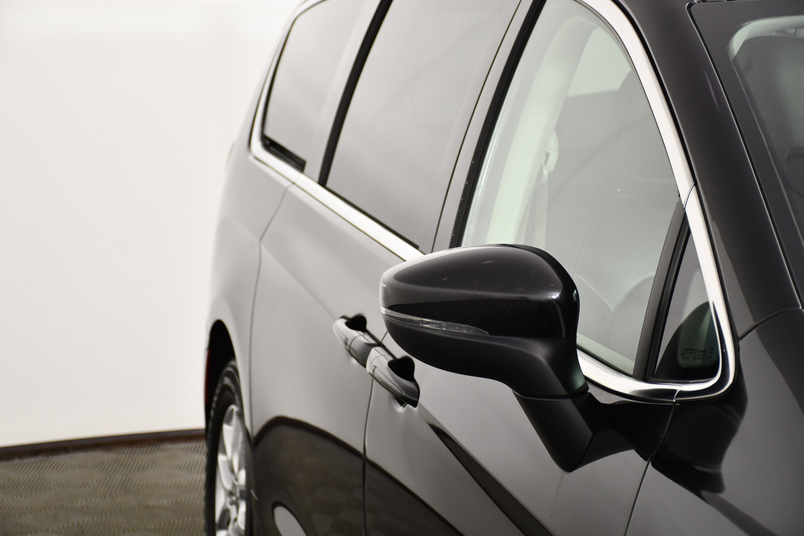 Used 2023 Chrysler Pacifica Touring-L image 14