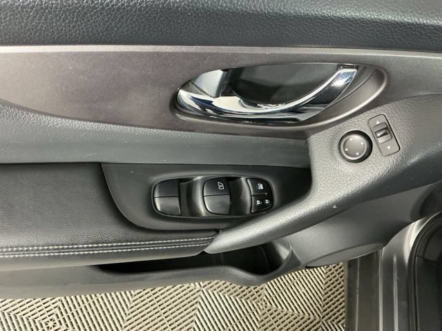 Used 2015 Nissan Rogue S FWD image 12