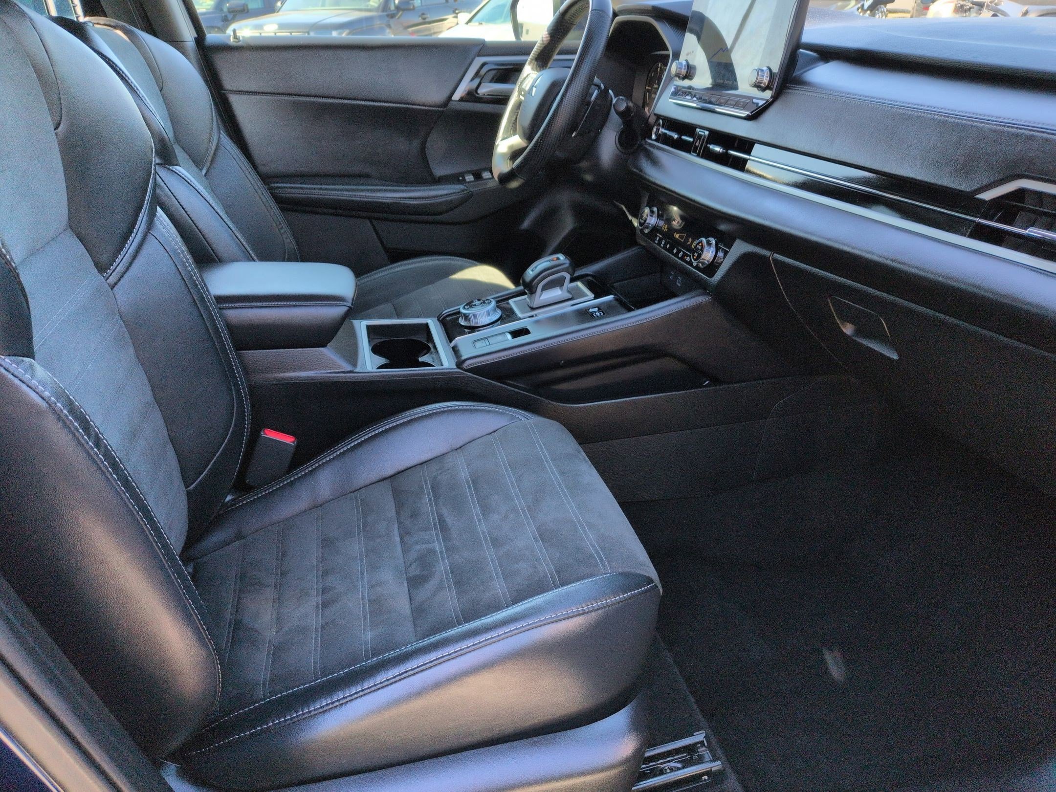 Used 2023 Mitsubishi Outlander SE image 33