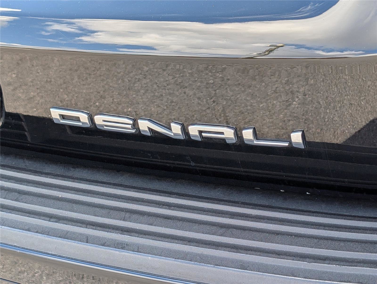 Certified 2023 GMC Yukon Denali image 9