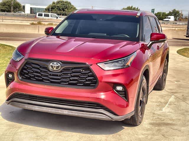 Used 2022 Toyota Highlander XLE AWD/4WD image 2