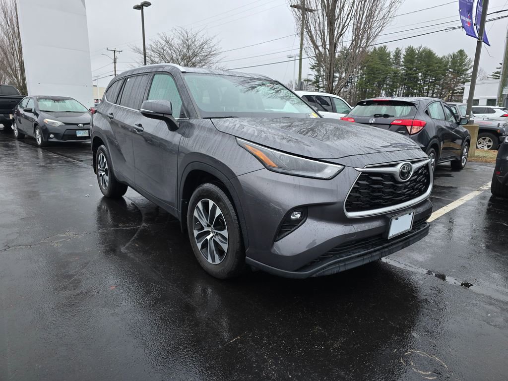 Used 2022 Toyota Highlander XLE AWD/4WD image 10