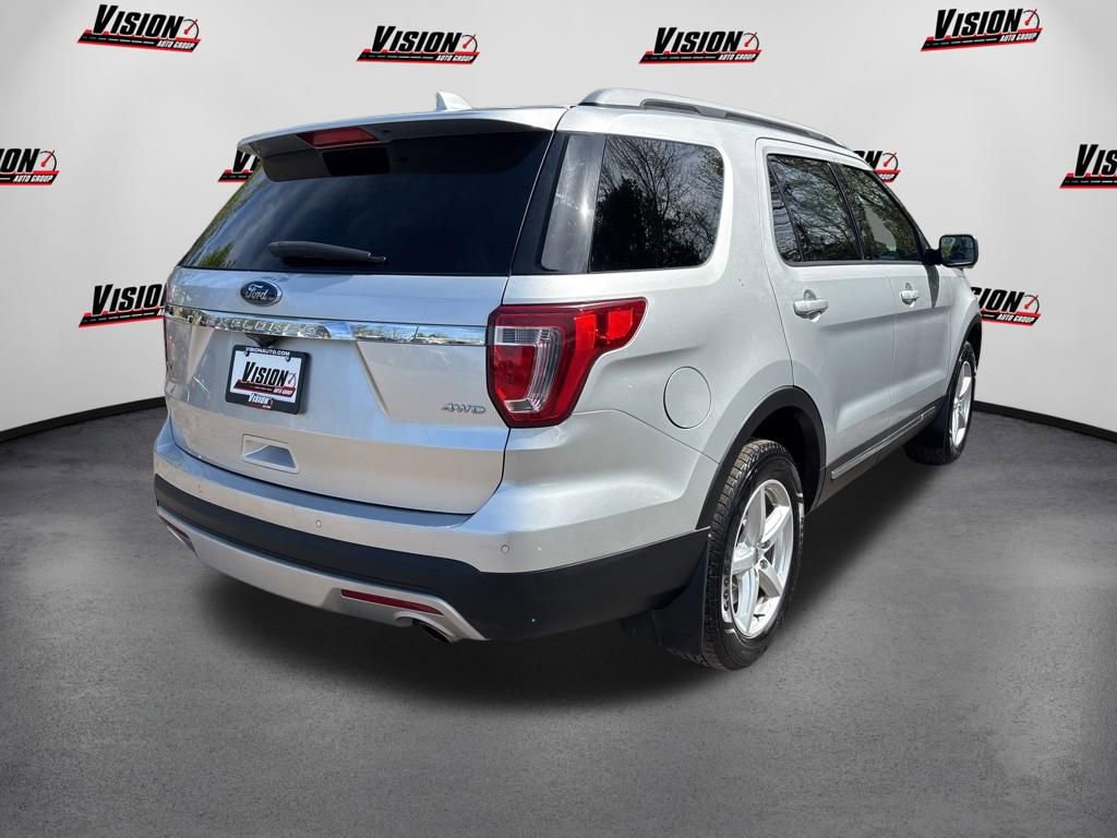 Used 2017 Ford Explorer XLT w/ Equipment Group 202A AWD/4WD image 5