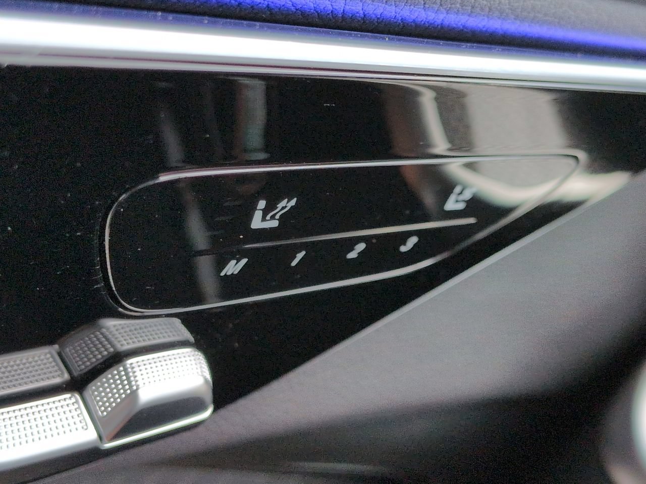 Used 2025 Mercedes-Benz GLC 300 4MATIC image 24
