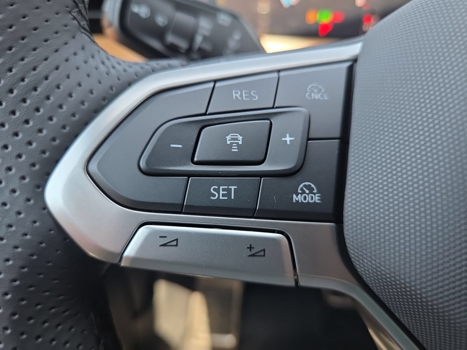New 2026 Volkswagen Tiguan SEL R-Line AWD/4WD image 24