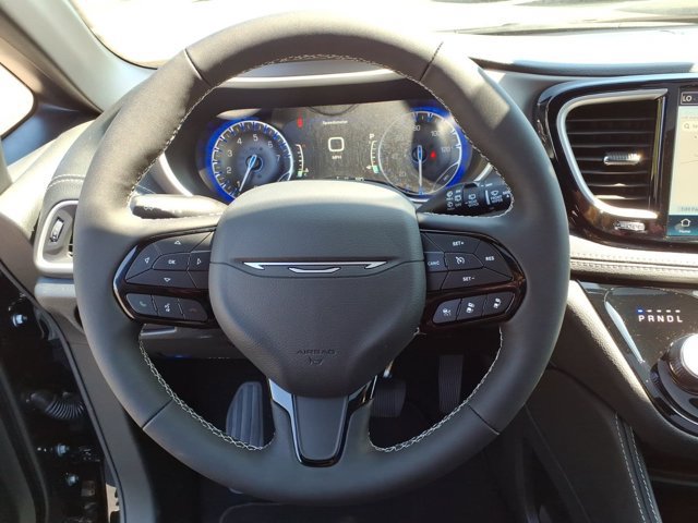 New 2027 Chrysler Pacifica Limited FWD image 19