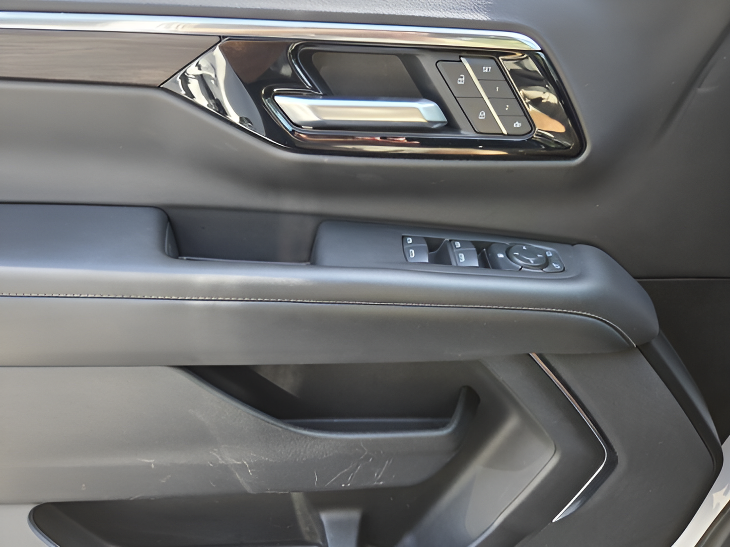 Used 2025 Chevrolet Tahoe LT AWD/4WD image 18