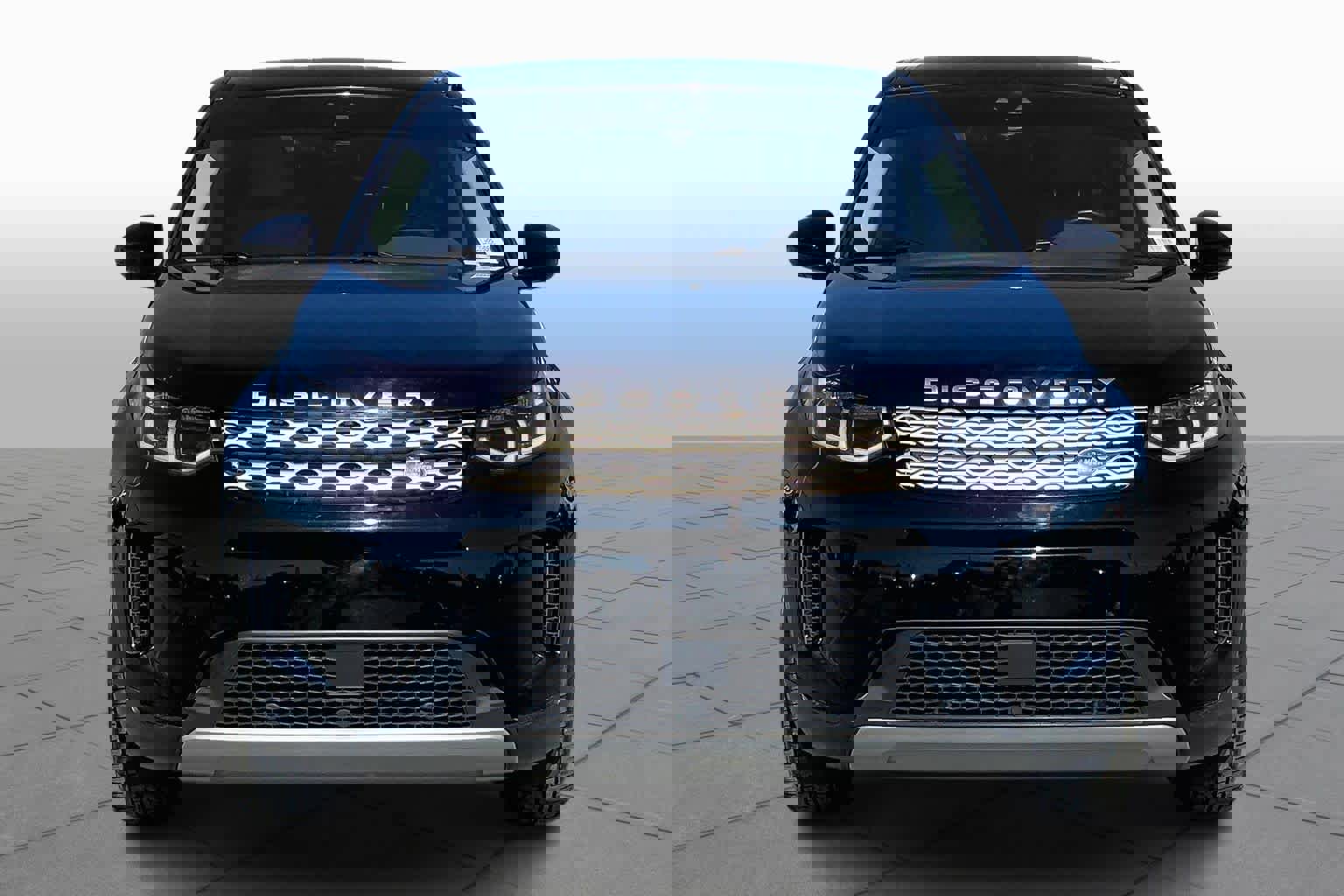 Used 2020 Land Rover Discovery Sport SE image 4