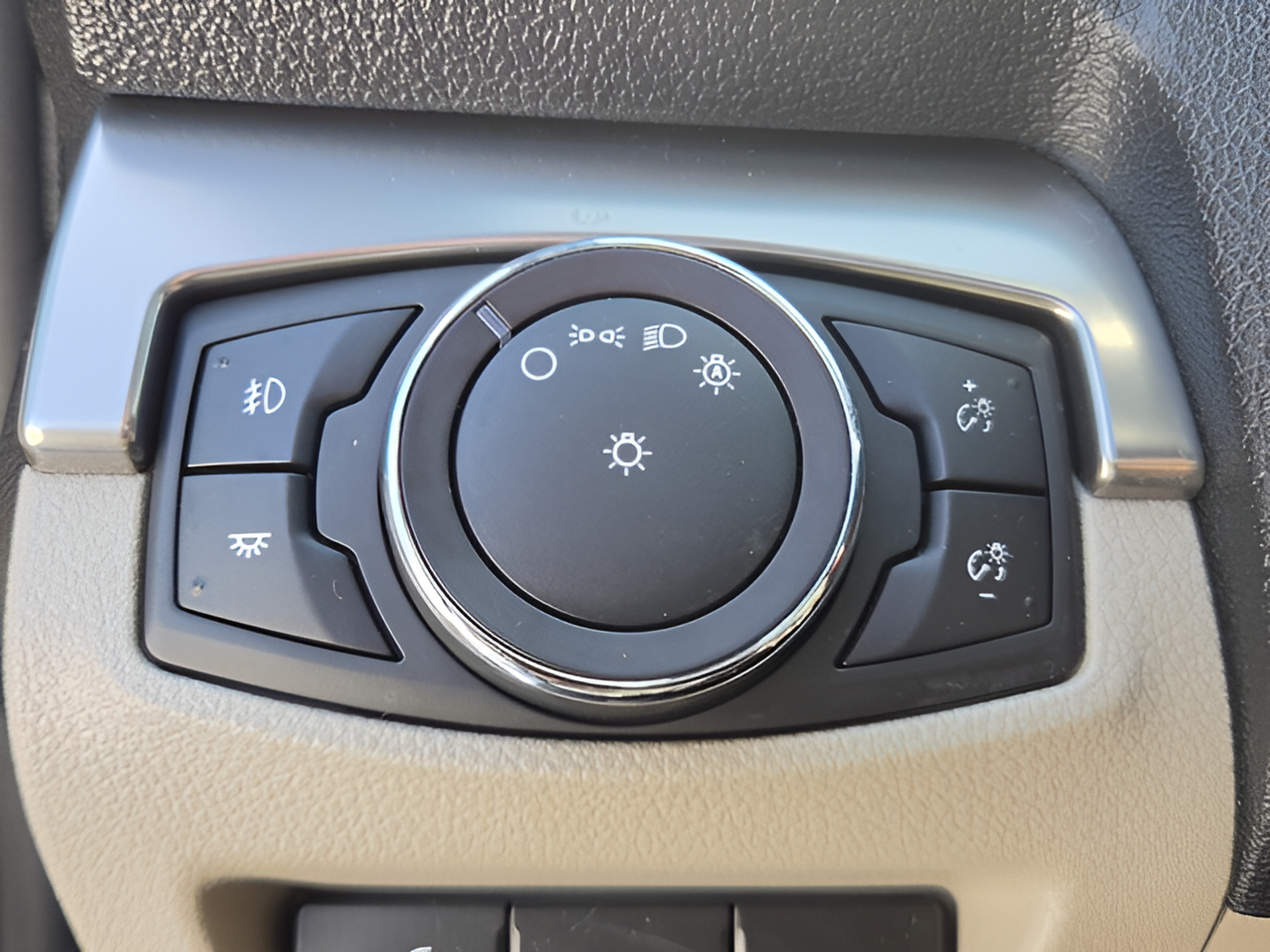 Used 2019 Ford Explorer XLT w/ Equipment Group 202A FWD image 28