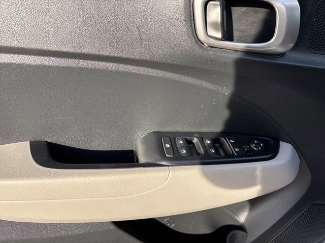 Used 2024 Hyundai Venue SEL image 11