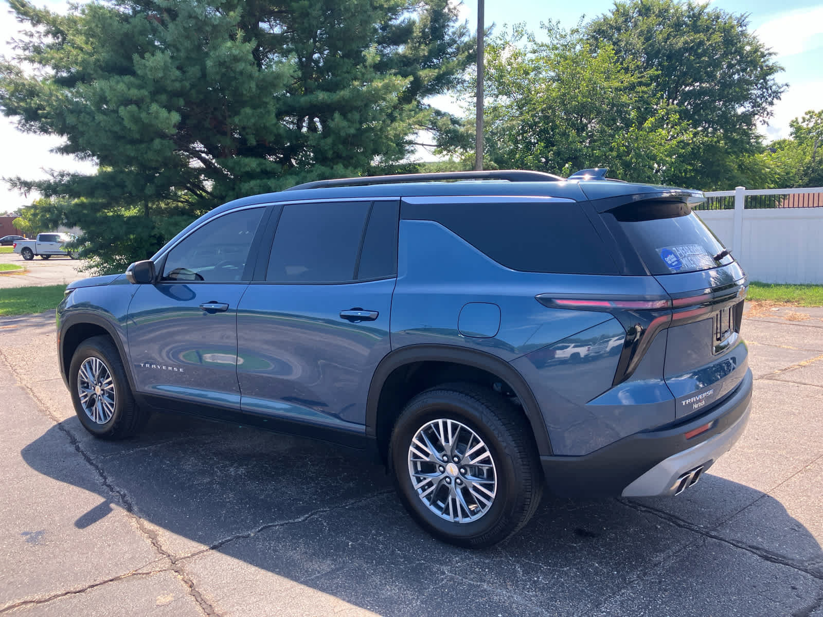 Used 2025 Chevrolet Traverse LT w/ Driver Confidence Package FWD image 4