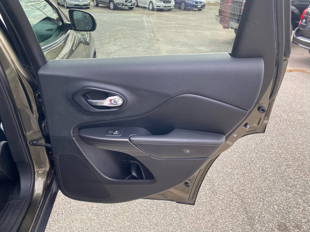 Used 2015 Jeep Cherokee Limited image 18