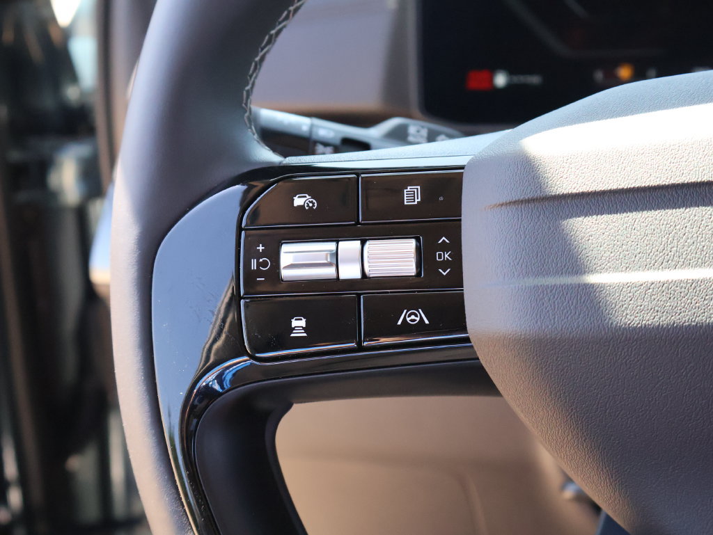 New 2027 Kia Carnival SX w/ Dark Edition Package FWD image 36