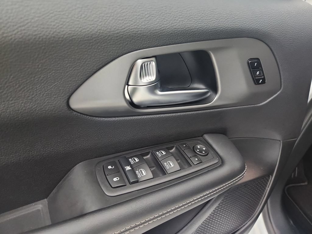 Used 2025 Chrysler Pacifica Select AWD/4WD image 24