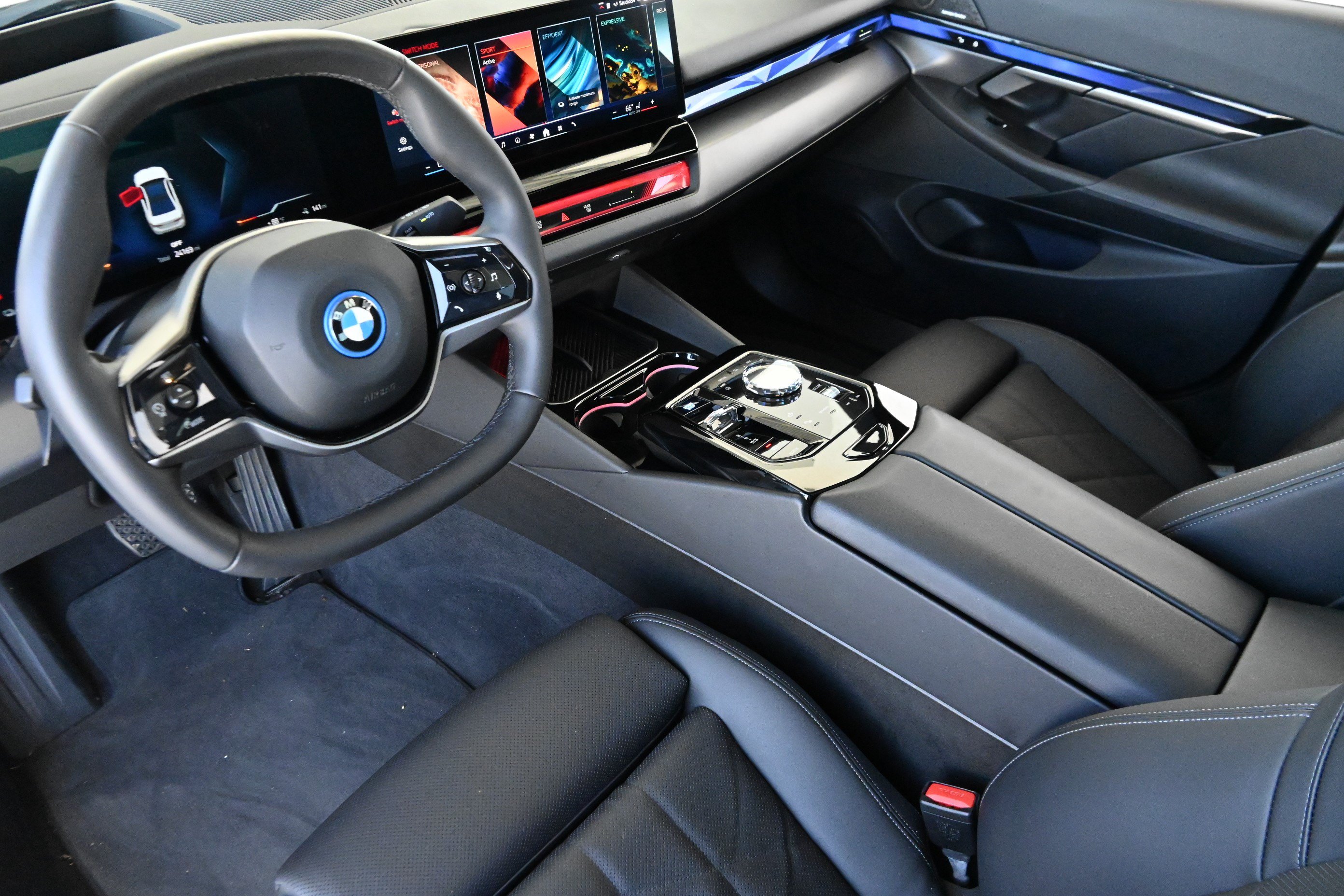 Used 2025 BMW i5 eDrive40i w/ Executive Package RWD image 14