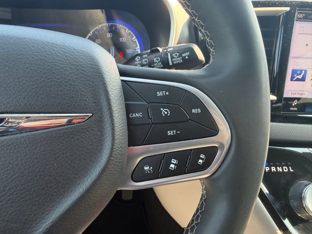 Used 2023 Chrysler Pacifica Touring-L image 30