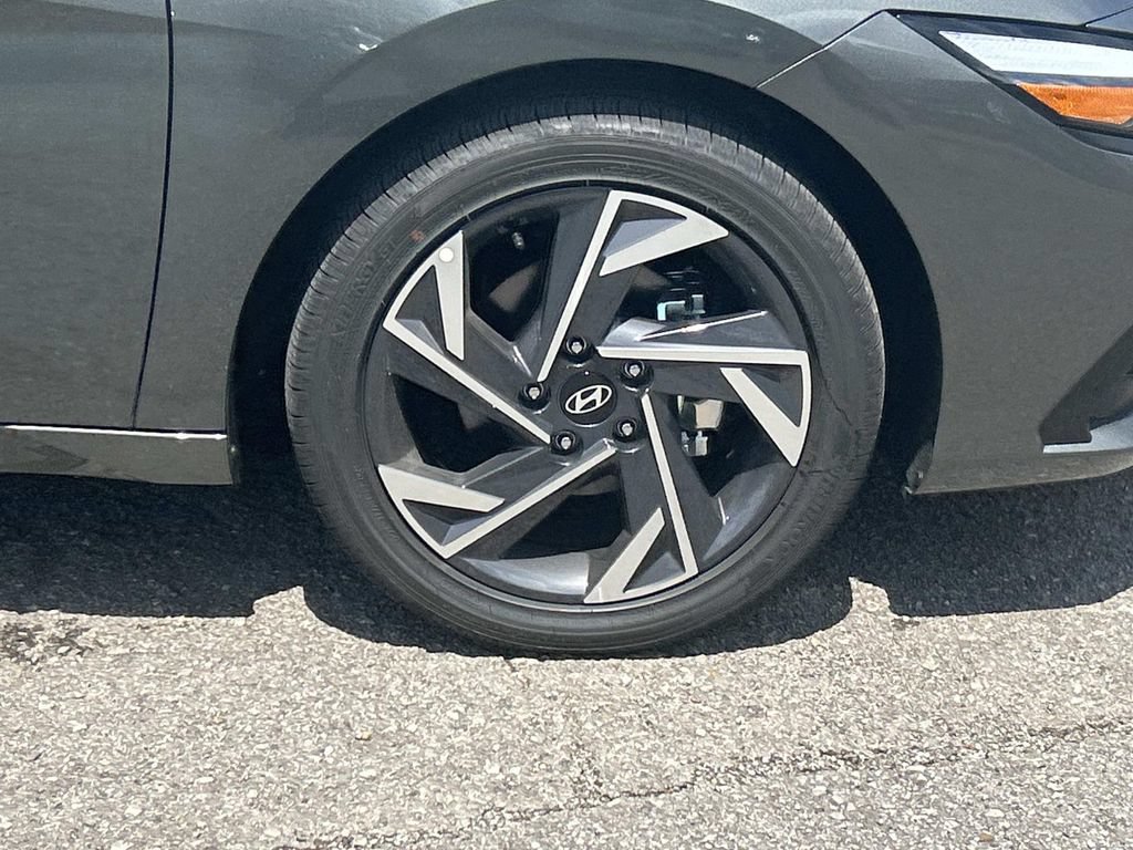 New 2026 Hyundai Elantra Limited FWD image 9