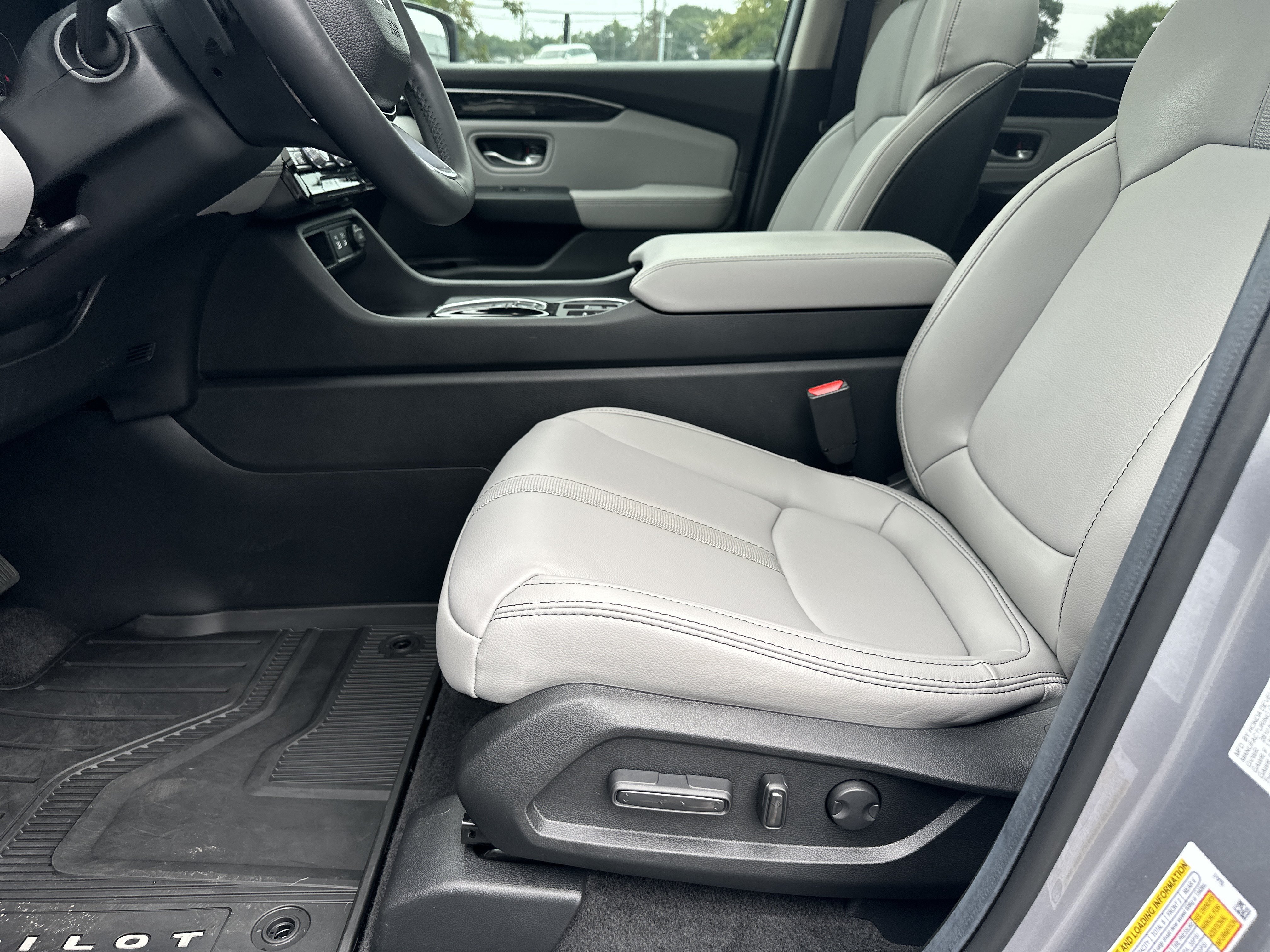 Used 2025 Honda Pilot Touring image 11