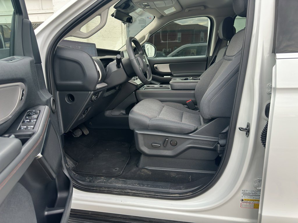 Used 2025 Ford Expedition Active image 10