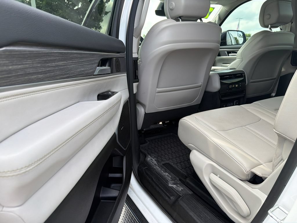 Used 2024 Jeep Wagoneer L Series II w/ Flexible Seating Group AWD/4WD image 13