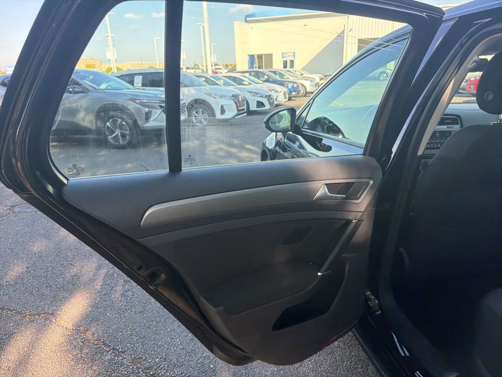 Used 2016 Volkswagen Golf S image 23