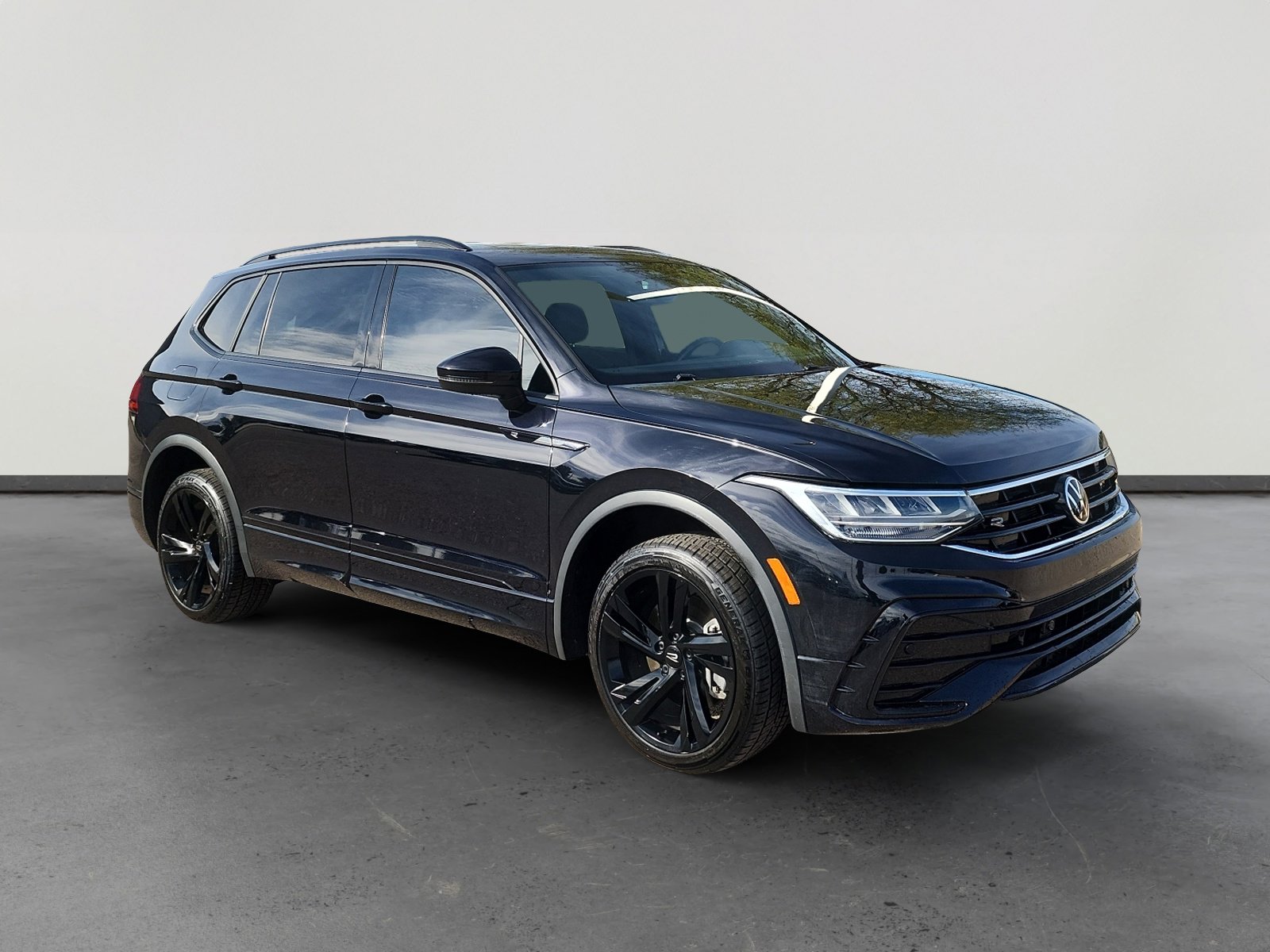 Certified 2023 Volkswagen Tiguan SE R-Line image 7