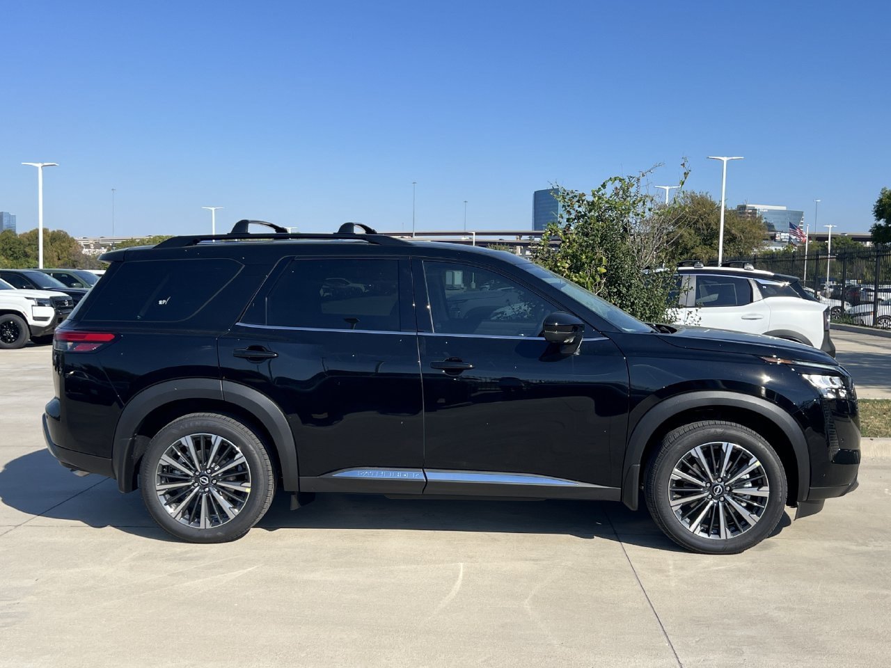 New 2026 Nissan Pathfinder Platinum FWD image 3