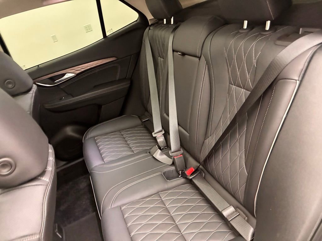 Used 2023 Buick Envision Avenir image 31