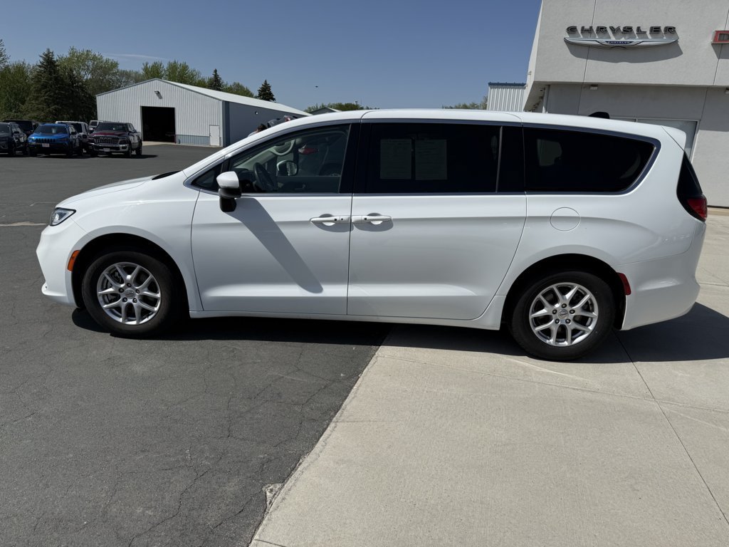 Used 2023 Chrysler Pacifica Touring-L FWD image 5