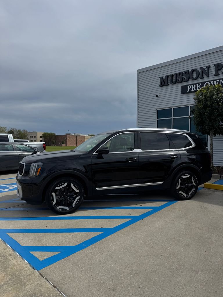 Used 2024 Kia Telluride EX w/ EX Captain's Chair Package image 3