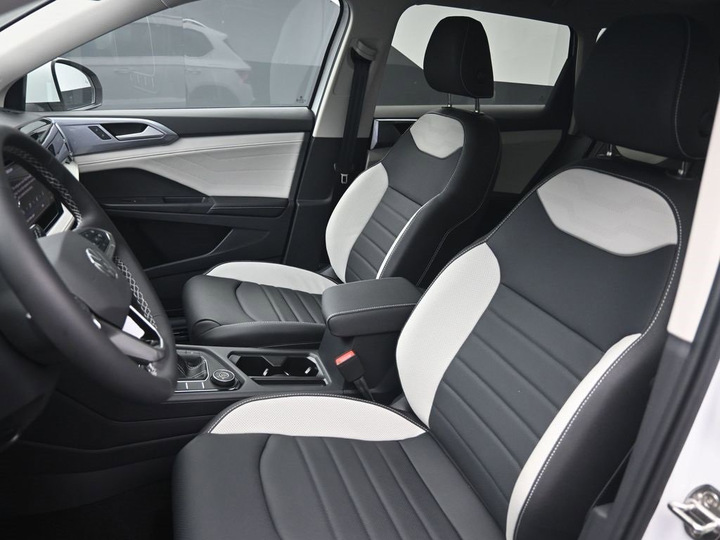 Used 2025 Volkswagen Taos SEL image 21