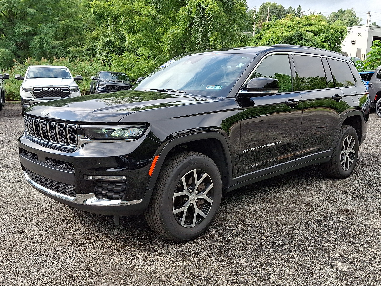 Certified 2025 Jeep Grand Cherokee L Limited AWD/4WD image 3
