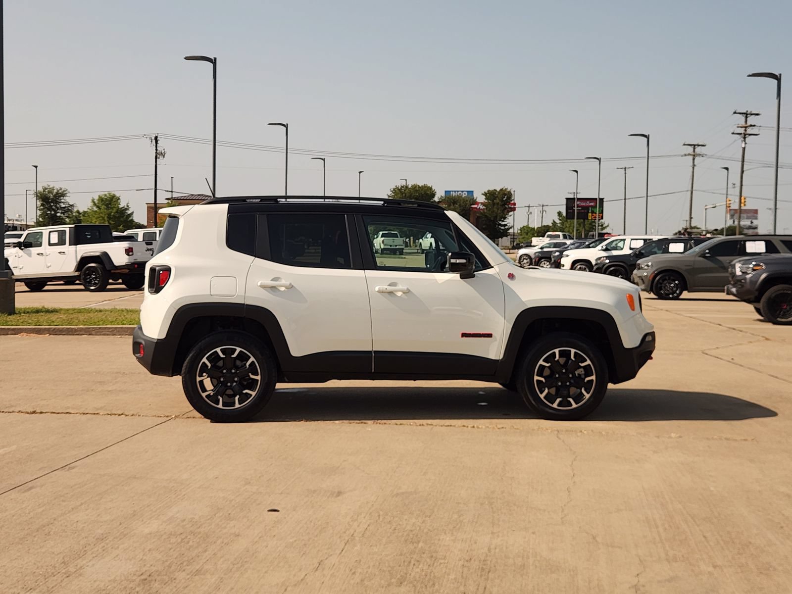 Used 2023 Jeep Renegade Trailhawk AWD/4WD image 7